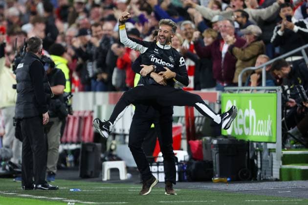 Keith Andrews, Manager of Brentford, celebrates with Manu Sotelo, Brentford s Goalkeeper Coach, after Fabio Carvalho of Brentford (not pictured) scores his team s third goal of the match Brentford v Chelsea, Premier League, Football, The Gtech Community Stadium, London, UK, 18 09 2026, England - 18 Sep 2026London The Gtech Community Stadium England United Kingdom EDITORIAL USE ONLY No use with unauthorised audio, video, data, fixture lists, club league logos or live services. Online in-match use limited to 120 images, no video emulation. No use in betting, games or single club league player publications.  Copyright: xHanc WiredxPhotos Shutterstockx 17157573bh