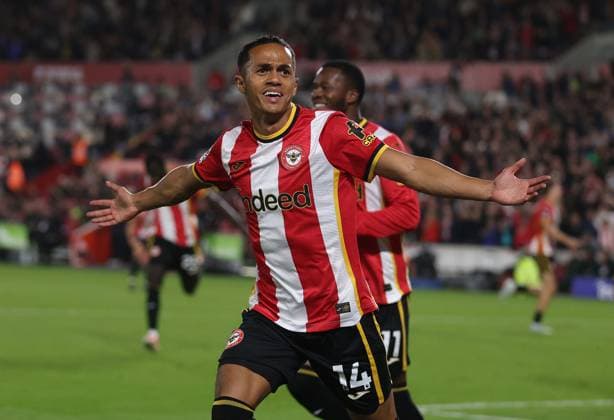 Premier League - Brentford v Chelsea LONDON, ENGLAND, SEPTEMBER 18: GOAL 3-0, Fabio Carvalho of Brentford goal celebration after scoring a goal to put Brentford 3-0 ahead during The Premier League match between Brentford v Chelsea at GTECH Community Stadium, London, England, on September 18. (Photo by Daniel Weir) London GTECH Community Stadium England Copyright: xDanielxWeir SportsxPressxPhotox Sportspressphoto_SPR234151
