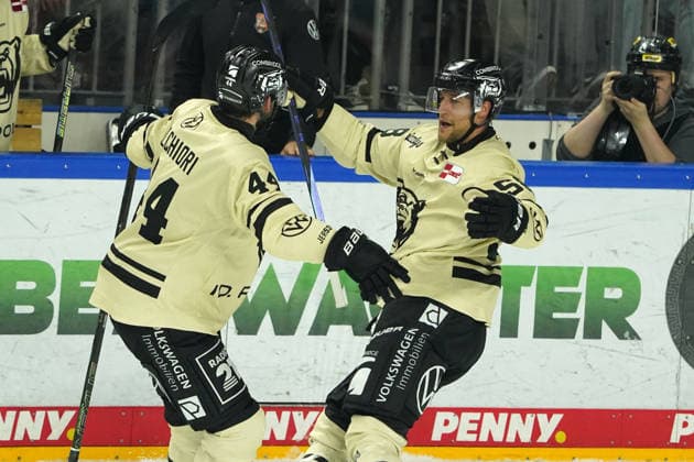 Cologne, DEL, 2026–2027 season, Kölner Haie vs. Grizzlys Wolfsburg, September 18, 2026, Lanxessarena Cologne, Julian Melchiori, Tyler Gaudet, Grizzlys Wolfsburg, celebrating