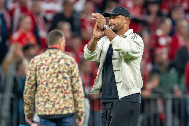 Head Coach Vincent Kompany of FC Bayern Munich waves to the fans; FC Bayern Munich 1, FC Union Berlin, Bundesliga, Matchday 4, September 18, 2026. DFB regulations prohibit any use of photographs as image sequences and or quasi-video. Munich, Bayern, Germany Copyright: xkolbert-press UlrichxGamelx
