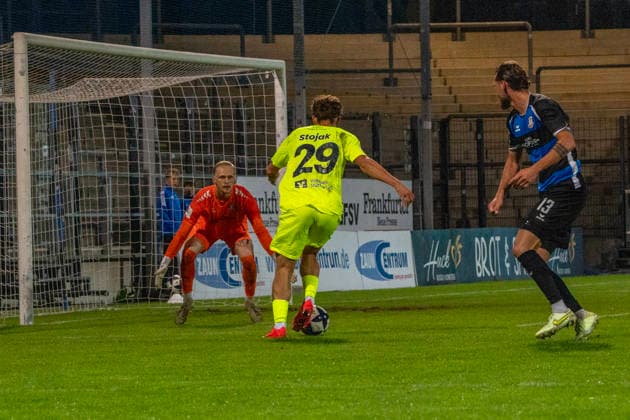 September 18, 2026, xerix, Southwest Regional Soccer League, FSV Frankfurt vs. Stuttgarter Kickers; David Stojak (SV Stuttgarter Kickers) in front of the goal defended by Lucas Becker (FSV Frankfurt), Frankfurt