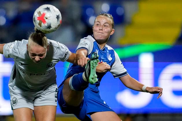 v li Ella Peddemor, Wolfsburg, 5, Laura Gloning, TSG, 20, tackle, game scene, duel, tackle, tackling, dynamics, action, 18 09 2026, Sinsheim, Hoffenheim, Germany, soccer, Google Pixel Women’s Bundesliga, TSG 1899 Hoffenheim vs. VfL Wolfsburg, DFB and DFL regulations prohibit any use of photographs as image sequences and or quasi-video xozx
