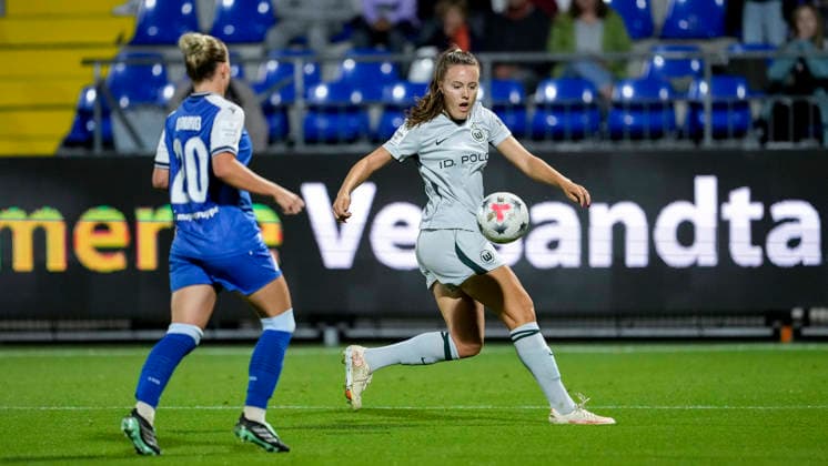 From left: Laura Gloning (TSG), 20, Mara Alber (Wolfsburg), 18, tackle, game scene, duel, tackle, tackling, dynamism, action, 18 09 2026, Sinsheim, Hoffenheim, Germany, soccer, Google Pixel Women’s Bundesliga, TSG 1899 Hoffenheim vs. VfL Wolfsburg, DFB and DFL regulations prohibit any use of photographs as image sequences and or quasi-video xozx