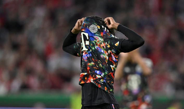 Michael Olise, FC Bayern Munich (FCB), 17, looks disappointed after missing a scoring opportunity; he pulls his jersey over his head. FC Bayern Munich (FCB) vs. 1. FC Union Berlin (FCU), September 18, 2026. DFL REGULATIONS: PROHIBIT ANY USE OF PHOTOGRAPHS AS IMAGE SEQUENCES AND OR QUASI-VIDEO FC Bayern Munich FCB vs. 1. FC Union Berlin FCU