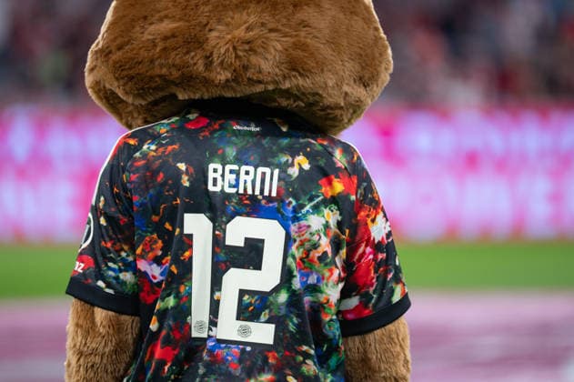 GER, Bavaria, Munich, Soccer, FC Bayern Munich vs. 1. FC Union Berlin, at the Allianz Arena, Munich, Bundesliga, Matchday 4, September 18, 2026, From left: Berni, FC Bayern Munich mascot, No. 12 in an Oktoberfest jersey, viewed from behind. DFL and DFB regulations prohibit any use of photographs as image sequences and or quasi-video, Copyright: HMB-Media MichaelxNibel