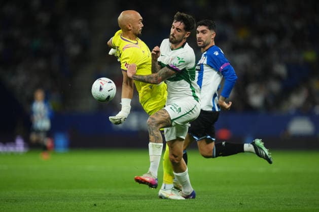 ESP: RCD Espanyol - Elche CF. La Liga EA Sports. Matchday 7 Fer Nino scores to make it 0-1, beating goalkeeper Marko Dmitrovic during the La Liga EA Sports match between RCD Espanyol and Elche CF played at RCDE Stadium on September 18, 2026 in Barcelona, Spain. kpng Copyright: xBaguxBlancox xPRESSINPHOTOx PS_2627_ESP_ELC_1016