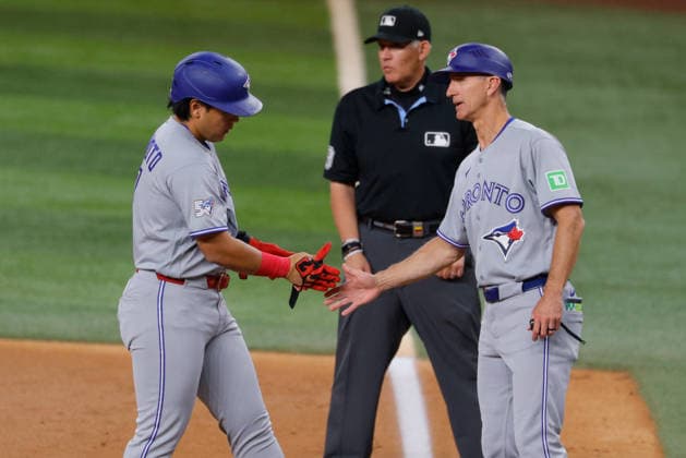 September 18, 2026, Arlington, Texas, USA: Toronto Blue Jays third baseman KAZUMA OKAMOTO (7) hits a single in a baseball game, Friday, September 18, 2026, in Arlington, Texas. Arlington USA - ZUMAa325 20260918_zsa_a325_047 Copyright: xDavidxBalleringxIix