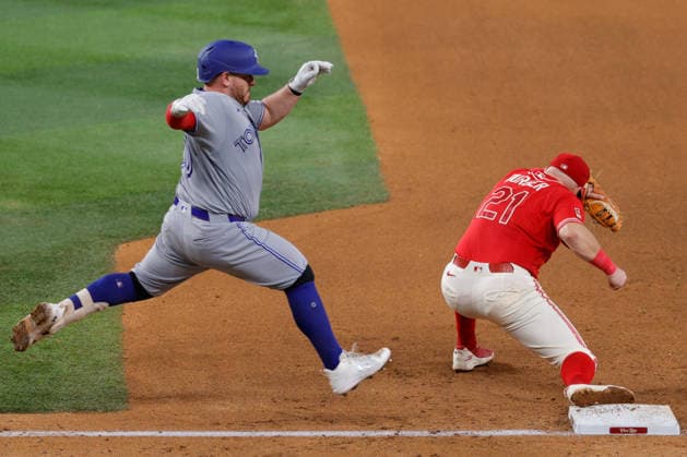 September 18, 2026, Arlington, Texas, USA: Toronto Blue Jays catcher ALEJANDRO KIRK (30) is out at first base in a baseball game, Friday, September 18, 2026, in Arlington, Texas. Arlington USA - ZUMAa325 20260918_zsa_a325_050 Copyright: xDavidxBalleringxIix