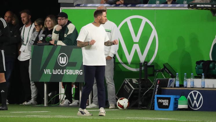 VfL vs. Darmstadt, 2. Bundesliga Wolfsburg, September 18, 2026, Soccer, Men s, 2. Bundesliga, 2026–2027 Season, VfL Wolfsburg vs. SV Darmstadt 98: Celebrations at the Final Whistle, Head Coach Tobias Strobl, VfL Wolfsburg. DFL and DFB regulations prohibit any use of photographs as image sequences and or quasi-video. Volkswagen Arena, Lower Saxony, Germany