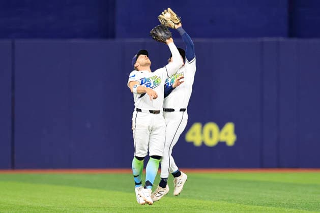 September 18, 2026, St. Petersburg, Florida, USA: Tampa Bay Rays shortstop Taylor Walls (6) and center fielder Jonny DeLuca (21) collide with DeLuca making the catch of a fly ball off the bat of Boston Red Sox center fielder Nate Eaton (18) during an MLB, Baseball Herren, USA game on September 18, 2026 at Tropicana Field. The Red Sox beat the Rays 4-2. St. Petersburg USA - ZUMAh180 20260918_zsp_h180_030 Copyright: xKimxHukarix