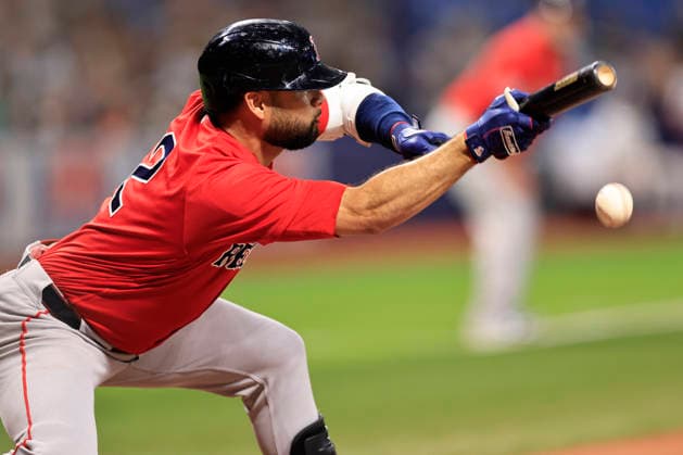 September 18, 2026, St. Petersburg, Florida, USA: Boston Red Sox second baseman Isiah Kiner-Falefa (2) sacrifice bunts and moves shortstop Trevor Story (10) to third base during an MLB, Baseball Herren, USA game against the Tampa Bay Rays on September 18, 2026 at Tropicana Field. The Red Sox beat the Rays 4-2. St. Petersburg USA - ZUMAh180 20260918_zsp_h180_074 Copyright: xKimxHukarix