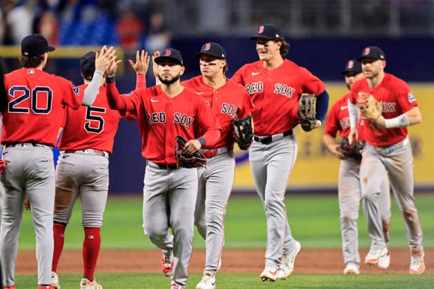 September 18, 2026, St. Petersburg, Florida, USA: Handshakes for the winners as the Boston Red Sox infielders high five the outfielders after an MLB, Baseball Herren, USA game against the Tampa Bay Rays on September 18, 2026 at Tropicana Field. The Red Sox beat the Rays 4-2. St. Petersburg USA - ZUMAh180 20260918_zsp_h180_092 Copyright: xKimxHukarix