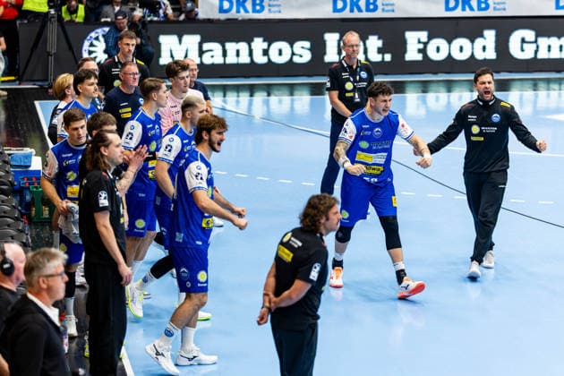 September 18, 2026, GER, Handball, Men, Season 26-27, Opel 1st Division, Matchday 5, ThSV Eisenach vs. THW Kiel; Stanislaw Gorobtschuk (ThSV Eisenach, goalkeeper coach), Justin Kurch (ThSV Eisenach); 52 99817 Eisenach; Werner Assmann Hall at Sportpark Thuringia, Germany