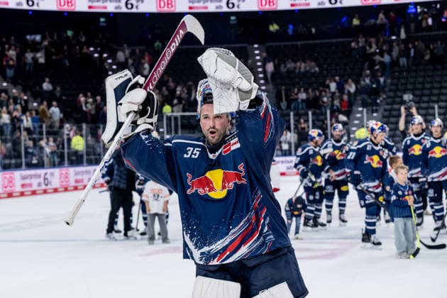 Mathias Niederberger, goalie for EHC Red Bull Munich, 35, celebrates the victory in front of the GER fan section, EHC Red Bull Munich vs. Adler Mannheim, ice hockey, DEL, 2026–2027 season, Matchday 1, September 18, 2026 Photo: HMB Media, Heike Feiner Copyright: HMBxMedia HeikexFeiner