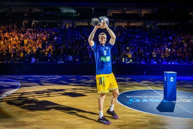 Basketball Berlin, September 18, 2026; 2026–2027 Season; EasyCredit BBL 1 Bundesliga Men s Division; Alba Berlin vs. Chemnitz NINERS; Jonas Mattisseck (No. 09) of Alba Berlin presents the 2026 German Championship trophy to the fans; German Champions