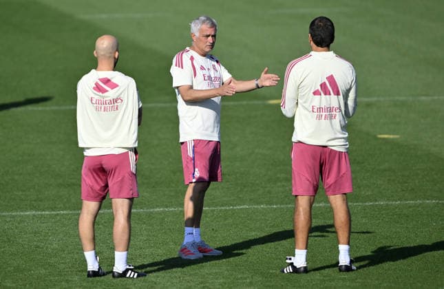 Real Madrid holds training session ahead of the LaLiga MADRID, SPAIN - SEPTEMBER 19: Head coach of Real Madrid, Jose Mourinho (C) leads a training session ahead of the LaLiga Week 7 match against Atletico Madrid at the club s Ciudad Real Madrid training facilities in Valdebebas, Madrid, Spain, on September 19, 2026. Burak Akbulut Anadolu Madrid Spain. Editorial use only. Please get in touch for any other usage.  Copyright: x2026xAnadoluxBurakxAkbulutx