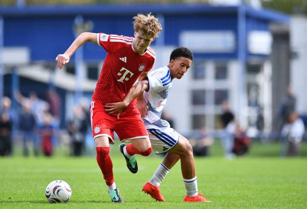 Soccer: A-Junior DFB Cup, 2026–2027 Season, Round of 16: MSV Duisburg U19 vs. Bayern Munich U19 on September 19, 2026, at the BSA Westender Straße in Duisburg. Philipp von Taube (Bayern Munich U19), in the foreground: Anando Felix Petit, MSV Duisburg U19; in the background: North Rhine-Westphalia, Germany