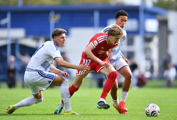 Soccer: A-Juniors DFB Cup, 2026–2027 Season, Round of 16: MSV Duisburg U19 vs. Bayern Munich U19 on September 19, 2026, at the BSA Westender Straße in Duisburg. Hannes Krasenbrink, MSV Duisburg U19, on the left: Philipp von Taube, Bayern Munich U19; on the right: Anando Felix Petit, MSV Duisburg U19; in the background: North Rhine-Westphalia, Germany
