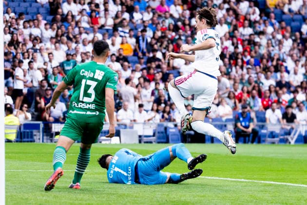 Real Madrid U20 vs. Santiago Wanderers U20, U20 Intercontinental Cup, September 19, 2026, Santiago Bernabéu Stadium, Madrid, Spain Fabiano Avello of Santiago Wanderers catches the ball during the U-20 Intercontinental Cup final between Real Madrid and Santiago Wanderers at Santiago Bernabéu Stadium in Madrid, Spain Madrid Santiago Bernabéu Stadium Madrid Spain Copyright: xAlejandroxMatiasxAcostax