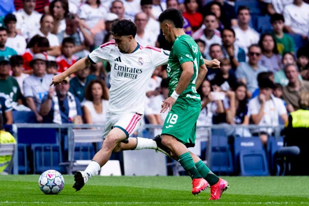Real Madrid U20 vs. Santiago Wanderers U20, U20 Intercontinental Cup, September 19, 2026, Santiago Bernabéu Stadium, Madrid, Spain. Jesús Fortea of Real Madrid is defended by Alexander Dubo of Santiago Wanderers during the U-20 Intercontinental Cup final between Real Madrid and Santiago Wanderers at the Santiago Bernabéu Stadium in Madrid, Spain. Madrid, Santiago Bernabéu Stadium, Madrid, Spain Copyright: xAlejandroxMatiasxAcostax