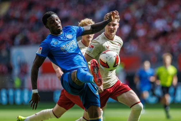 Aaron Opoku of Eintracht Braunschweig in a tackle with Alex Murphy of 1 FC Kaiserslautern, Action: 1 FC Kaiserslautern vs. Eintracht Braunschweig, Soccer, 2. Bundesliga, Matchday 6, 2026–2027 Season, September 19, 2026: 1 FC Kaiserslautern vs. Eintracht Braunschweig, Soccer, 2. Bundesliga, Matchday 6, 2026–2027 Season, September 19, 2026 Copyright: xEibnerxPressefotox EP_ANS