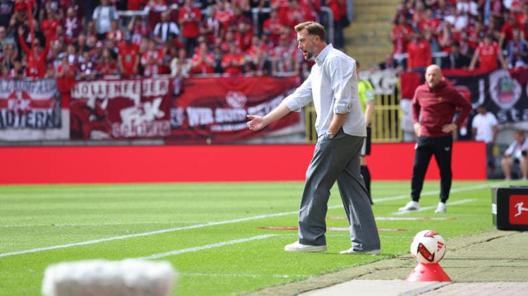 September 19, 2026, xrekx, Soccer, 2. Bundesliga, 1. FC Kaiserslautern vs. Eintracht Braunschweig; Lars Kornetka, coach of Eintracht Braunschweig, gives instructions, gesticulates with his arms, gesticulates. DFL and DFB regulations prohibit any use of photographs as image sequences and or quasi-video. Kaiserslautern