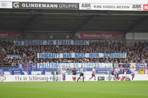 Soccer I Men s I 2026–2027 Season I 2. Bundesliga I Matchday 6 I Holstein Kiel vs. VfL Osnabrück I September 19, 2026 Banners held by Kiel fans at Kiel Holstein Stadium, Schleswig-Holstein, Germany Copyright: xLobeca MaschaxHolmx
