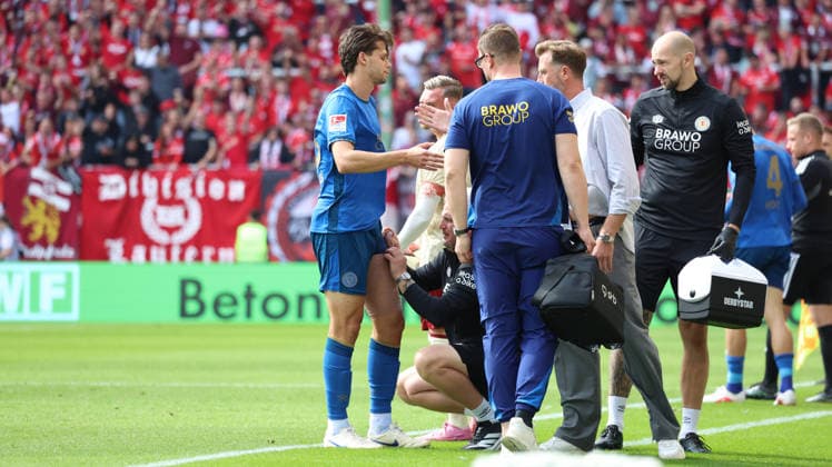 September 19, 2026, xrekx, Soccer, 2. Bundesliga, 1. FC Kaiserslautern vs. Eintracht Braunschweig, Isidoros Koutsidis (Eintracht Braunschweig) injured, injury, pain, pains, injured, injury, pain, pains Lars Kornetka, Coach, Eintracht Braunschweig DFL DFB REGULATIONS PROHIBIT ANY USE OF PHOTOGRAPHS as IMAGE SEQUENCES and or QUASI-VIDEO Kaiserslautern