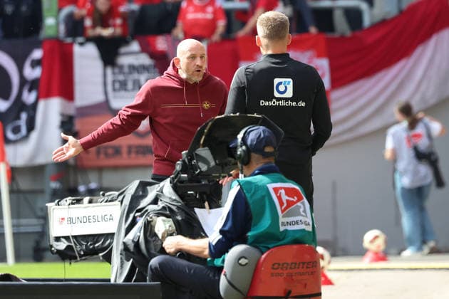 September 19, 2026, xrekx, Soccer 2. Bundesliga, 1. FC Kaiserslautern vs. Eintracht Braunschweig; Torsten Lieberknecht, coach of 1. FC Kaiserslautern, looks disappointed, looks disappointed, dejected, disappointed DFL DFB REGULATIONS PROHIBIT ANY USE OF PHOTOGRAPHS as IMAGE SEQUENCES and or QUASI-VIDEO Kaiserslautern