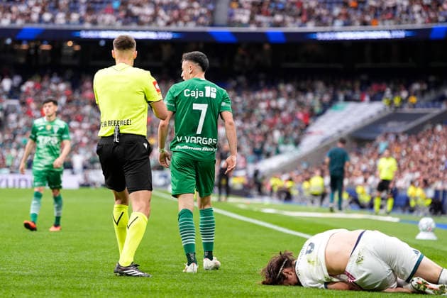 September 19, 2026, Madrid, Madrid, Spain: Vicente Vargas of CD Santiago Wanderers see the yellow card during the Under-20 Intercontinental Cup Final 2026, football match between Real Madrid and Santiago Wonders at Bernabeu stadium on September 19, 2026, in Madrid, Spain. Real Madrid V Santiago Wonders - Under-20 Intercontinental Cup Final 2026  - ZUMAa181 20260919_zaa_a181_062 Copyright: xOscarxJ.xBarrosox