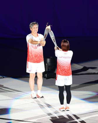(260919) -- NAGOYA, Sept. 19, 2026 -- Torch bearers Ito Koji (L) and Takahashi Ayaka hand over the flame during the opening ceremony of the 20th Asian Games Aichi-Nagoya 2026 in Nagoya, Japan, Sept. 19, 2026. ) (SP)JAPAN-NAGOYA-ASIAN GAMES-OPENING CEREMONY YaoxQilin 
