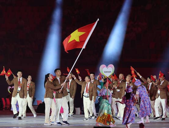 (260919) -- NAGOYA, Sept. 19, 2026 -- The delegation of Vietnam parades into the stadium during the opening ceremony of the 20th Asian Games Aichi-Nagoya 2026 in Nagoya, Japan, Sept. 19, 2026. Zhou Mi) (SP)JAPAN-NAGOYA-ASIAN GAMES-OPENING CEREMONY LixBo 