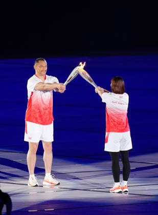 (260919) -- NAGOYA, Sept. 19, 2026 -- Torch bearers Murofushi Koji (L) and Takahashi Ayaka hand over the flame during the opening ceremony of the 20th Asian Games Aichi-Nagoya 2026 in Nagoya, Japan, Sept. 19, 2026. ) (SP)JAPAN-NAGOYA-ASIAN GAMES-OPENING CEREMONY LuixSiuxWai 