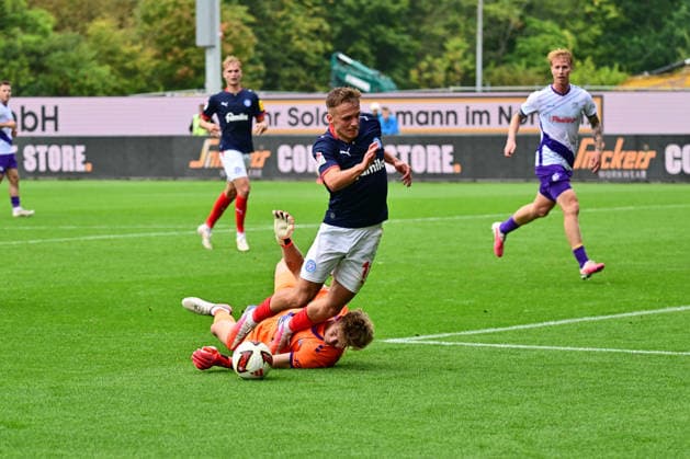 September 19, 2026, Soccer, Men s, 2nd Division Bundesliga, 2026–2027 Season, Holstein Kiel vs. VfL Osnabrück, Matchday 6, KSV, Holstein Stadium: Gyan de Regt earns a penalty kick against goalkeeper Jonas Krumrey, Kiel, Holstein Stadium, Schleswig-Holstein, Germany