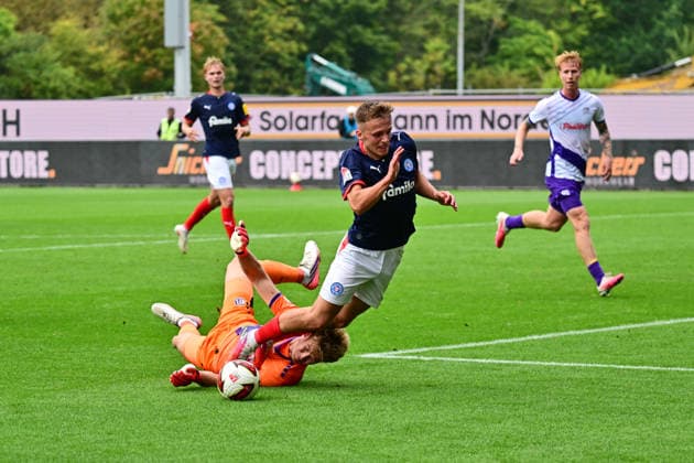 September 19, 2026, Soccer, Men s, 2nd Division Bundesliga, 2026–2027 Season, Holstein Kiel vs. VfL Osnabrück, Matchday 6, KSV, Holstein Stadium: Gyan de Regt earns a penalty kick against goalkeeper Jonas Krumrey, Kiel, Holstein Stadium, Schleswig-Holstein, Germany
