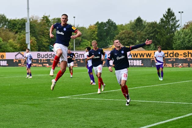 September 19, 2026, Soccer, Men s, 2nd Division Bundesliga, 2026–2027 Season, Holstein Kiel vs. VfL Osnabrück, Matchday 6, KSV, Holstein Stadium. Phil Harres scores the 1–0 goal, and Holstein Kiel celebrates after Gyan de Regt earned the penalty kick. Kiel, Holstein Stadium, Schleswig-Holstein, Germany