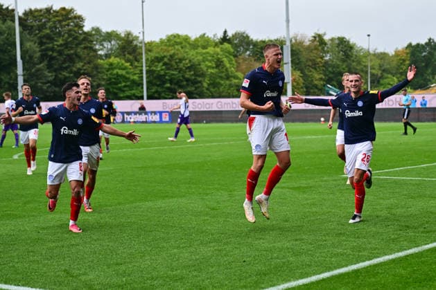 September 19, 2026, Soccer, Men s, 2nd Division Bundesliga, 2026–2027 Season, Holstein Kiel vs. VfL Osnabrück, Matchday 6, KSV, Holstein Stadium. Phil Harres scores the 1–0 goal, and Holstein Kiel celebrates after Gyan de Regt earned the penalty kick. Kiel, Holstein Stadium, Schleswig-Holstein, Germany