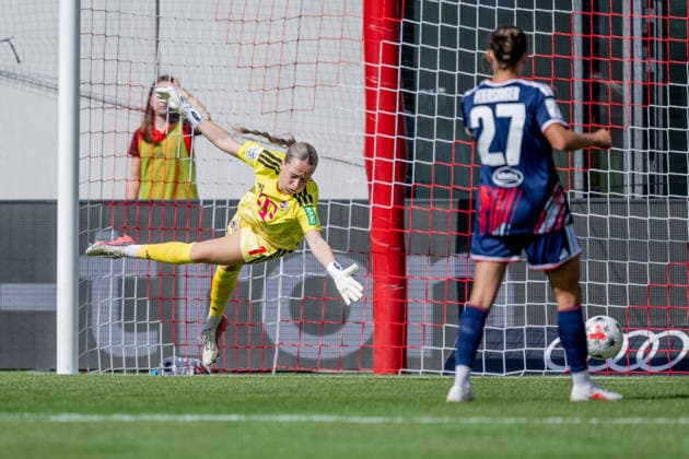 Lisa Schmitz, goalkeeper for 1. FC Köln, 01, has to concede the goal that makes the score 2–0, scored by Edna Imade of FC Bayern Munich Women, 29 (not pictured). GER, FC Bayern Munich Women vs. 1 FC Cologne, Soccer, Google Pixel Women’s Bundesliga, Matchday 5, 2026–2027 season, September 19, 2026. DFL and DFB regulations prohibit any use of photographs as image sequences and or quasi-video. Photo: HMB Media, Heike Feiner Copyright: HMBxMedia HeikexFeiner