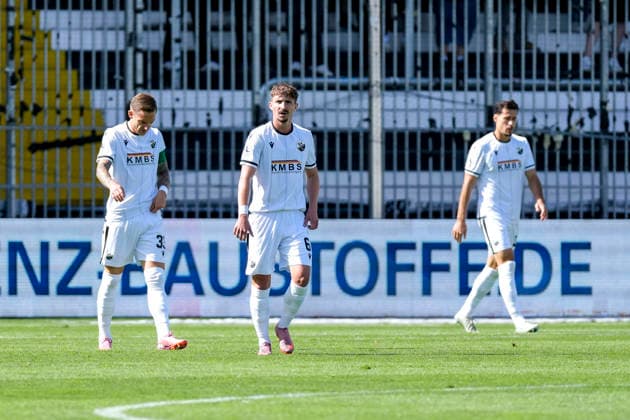 From left: Marco Kehl Gomez (SVS), 33, captain; Niklas Tarnat (SVS), 6; Lukas Mazagg SVS, 21, player for SV Sandhausen SVS, looking disappointed, disappointment, frustration, pessimistic, after conceding the goal to tie the score at 1–1, action, play, game scene, September 19, 2026, Sandhausen, Germany, soccer, Regionalliga Südwest, SV Sandhausen vs. SSV Ulm 1846 xozx