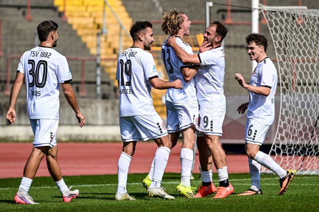 Bavarian Regional League: TSV Schwaben Augsburg vs. TSV Landsberg, Augsburg, September 19, 2026. Landsberg fans celebrate after Fynn Heinze scores the opening goal to make it 0–1 for TSV 1882 Landsberg, 13, Augsburg, September 19, 2026 Matchday 10 of the Bavarian Regional League, TSV Schwaben Augsburg vs. TSV Landsberg, Augsburg, Rosenaustadion Copyright: xBEAUTIFULxSPORTS Märklx