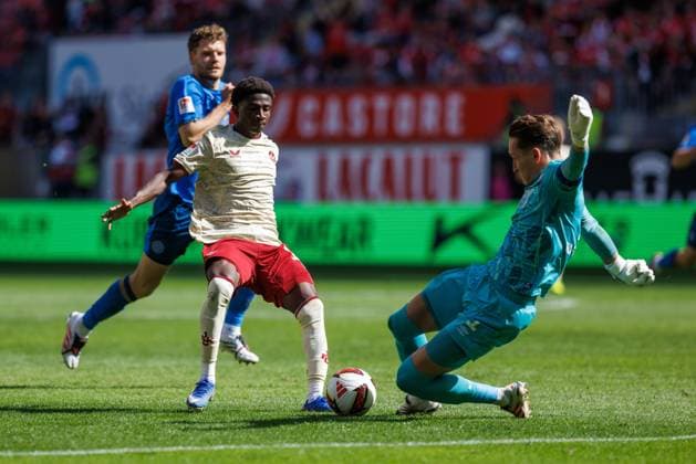Ron Thorben Hoffmann of Eintracht Braunschweig makes a save against Ibrahim Kanate of 1 FC Kaiserslautern, Action: 1 FC Kaiserslautern vs. Eintracht Braunschweig, Soccer, 2. Bundesliga, Matchday 6, 2026–2027 Season, September 19, 2026, 1 FC Kaiserslautern vs. Eintracht Braunschweig, Soccer, 2. Bundesliga, Matchday 6, 2026–2027 Season, September 19, 2026 Copyright: xEibnerxPressefotox EP_ANS