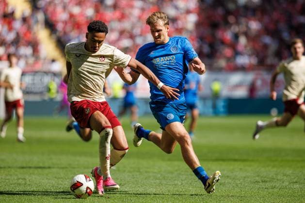 Thierry Tazemeta of 1 FC Kaiserslautern in a tackle with Lukas Frenkert of Eintracht Braunschweig, Action: 1 FC Kaiserslautern vs. Eintracht Braunschweig, Soccer, 2. Bundesliga, Matchday 6, 2026–2027 Season, September 19, 2026: 1 FC Kaiserslautern vs. Eintracht Braunschweig, Soccer, 2. Bundesliga, Matchday 6, 2026–2027 Season, September 19, 2026 Copyright: xEibnerxPressefotox EP_ANS
