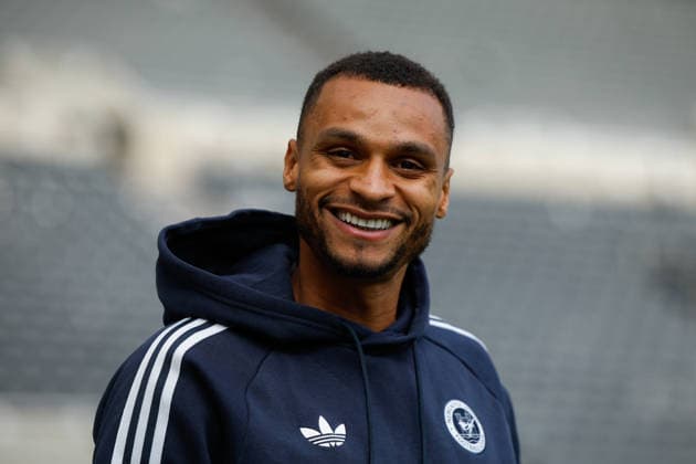 Newcastle United v Hull City, Premier League Jacob Murphy of Newcastle United all smiles as he arrives for todays game during the Newcastle United v Hull City Premier League match at St. James Park, Newcastle Upon Tyne, England on 19 September 2026 Credit: Craig Cowan Every Second Media Editorial use only. All images are copyright Every Second Media Limited. No images may be reproduced without prior permission. All rights reserved. Premier League and Football League images are subject to licensing agreements with Football DataCo Limited. see https: www.football-dataco.com Copyright: xIMAGO EveryxSecondxMediax ESM-2174-0027 CraigxCowanx xEveryxSecondxMediax