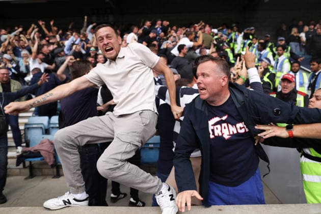 Millwall gegen West Ham United, 19. September 2026, London, EFL Championship: Millwall gegen West Ham United – Millwall-Fans feiern ihr erstes Tor. Foto: Jacques Feeney, Abseits, London, Großbritannien  Copyright: xJacquesxFeeneyx xOffsidexOffside