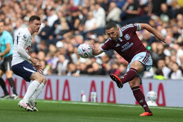 Tottenham Hotspur gegen Aston Villa, 19. September 2026, London, Premier League, Fußball: Tottenham Hotspur gegen Aston Villa. John McGinn von Aston Villa schlägt eine Flanke, während Andrew Robertson von Tottenham Hotspur zusieht. Foto: Mark Leech, London, Großbritannien  Copyright: xMarkxLeechxOffside