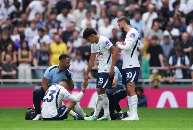 Tottenham Hotspur FC v Aston Villa FC - Premier League - Season 2026 2027 - Matchday 5 -Tottenham Hotspur Stadium Tottenham s Pedro Porro goes off injured during the Tottenham Hotspur v Aston Villa Premier League match at Tottenham Hotspur Stadium , London, Season 26 27, 19 September 2026 EDITORIAL USE ONLY. No use with unauthorized audio, video, data, fixture lists, club league logos or live services. Online in-match use limited to 45 images, no video emulation. No use in betting, games or single club league player publications London United Kingdom