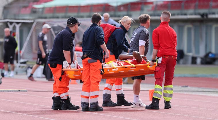 Erfurt, September 19, 2026, Arena Magdeburg, Soccer, Northeast Regional League, Matchday 10, FC Rot Weiss Erfurt vs. FC Erzgebirge Aue, Pictured: Maxime Awoudja (No. 6). Erfurt receives treatment for a thigh injury, and shortly thereafterÖ For editorial use only. NOFV and DFB regulations prohibit any use of photographs as image sequences and or quasi-video. Picture Point