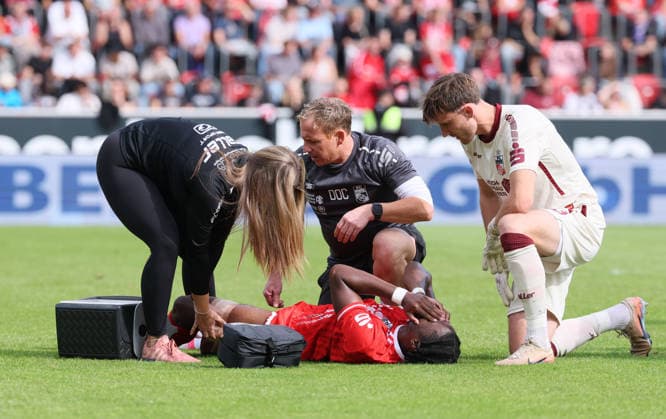 Erfurt, September 19, 2026, Arena Magdeburg, Soccer, Northeast Regional League, Matchday 10, FC Rot Weiss Erfurt vs. FC Erzgebirge Aue, Pictured: Maxime Awoudja (No. 6). Erfurt receives treatment for a thigh injury, and shortly thereafterÖ For editorial use only. NOFV and DFB regulations prohibit any use of photographs as image sequences and or quasi-video. Picture Point