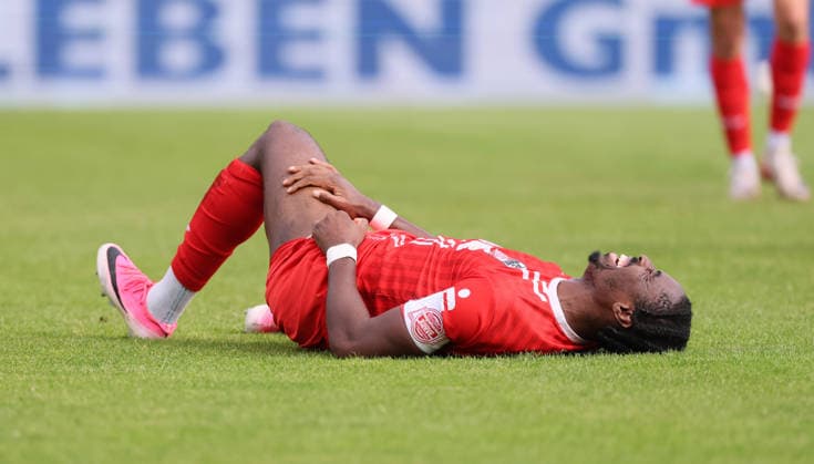 Erfurt, September 19, 2026, Arena Magdeburg, Soccer, Northeast Regional League, Matchday 10, FC Rot Weiss Erfurt vs. FC Erzgebirge Aue, Pictured: Maxime Awoudja (No. 6). Erfurt receives treatment for a thigh injury, and shortly thereafterÖ For editorial use only. NOFV and DFB regulations prohibit any use of photographs as image sequences and or quasi-video. Picture Point