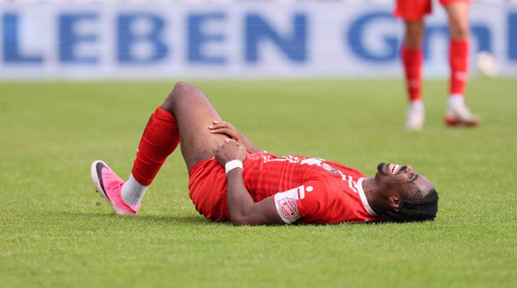 Erfurt, September 19, 2026, Arena Magdeburg, Soccer, Northeast Regional League, Matchday 10, FC Rot Weiss Erfurt vs. FC Erzgebirge Aue, In the photo, a player is receiving treatment for an injury, For editorial use only. NOFV and DFB regulations prohibit any use of photographs as image sequences and or quasi-video, Picture Point